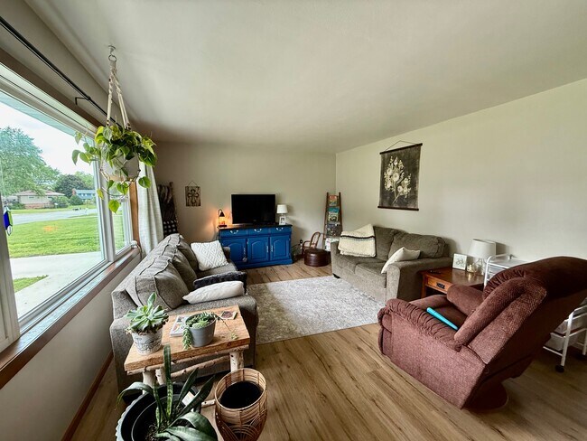 Photo - 933 Greenfield Ave