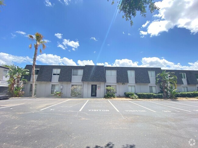 Building Photo - Spacious 3 bedroom, 2 bathroom Condo Locat... Unit 6