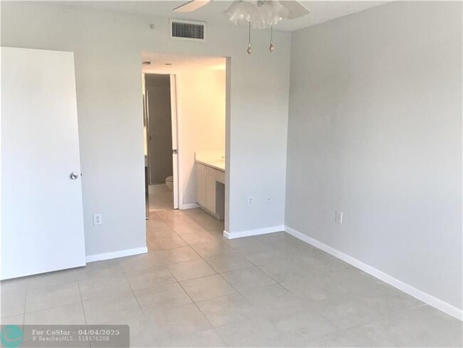 Building Photo - 1351 SW 141st Ave Unit 306G