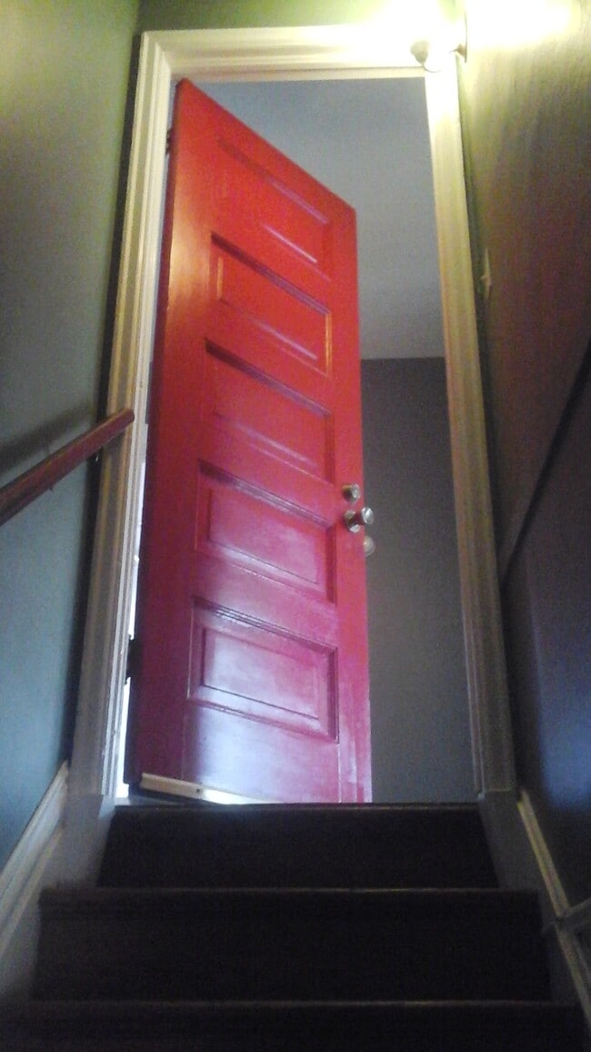 entrance to apartment - 103 Victoria St N Unit #2