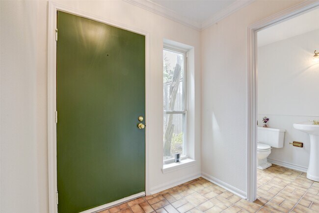 Photo - 928 W Main St