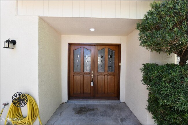 1004 Los Jardines Cir