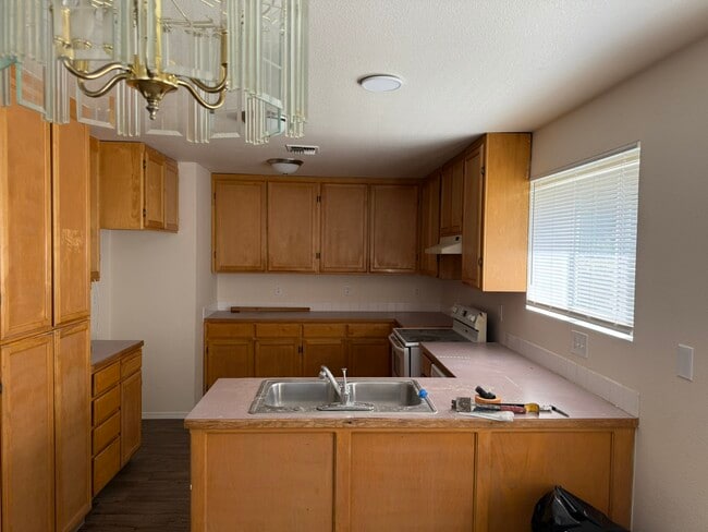 Building Photo - 902 SW Rogue River Ave Rental