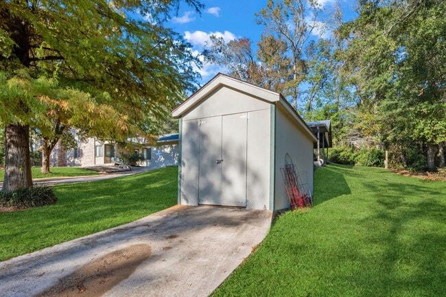 Photo - 141 White Oak St