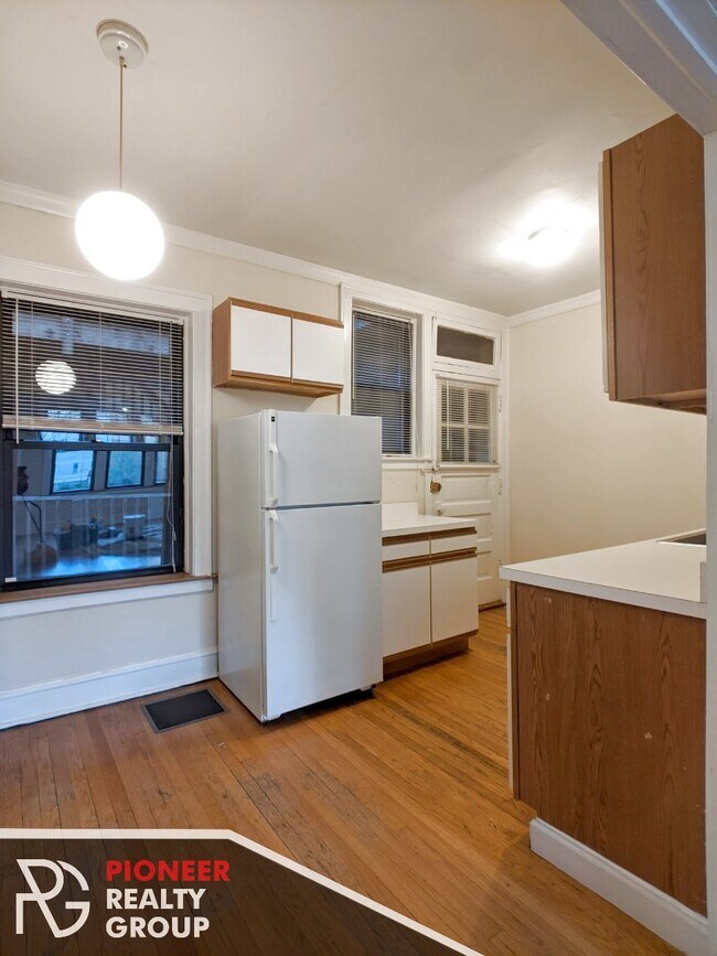 Photo - 1446 W Byron St