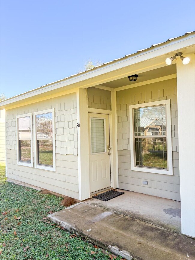 Building Photo - The Commons 1100-1200 W 16th St-20 Unit 20