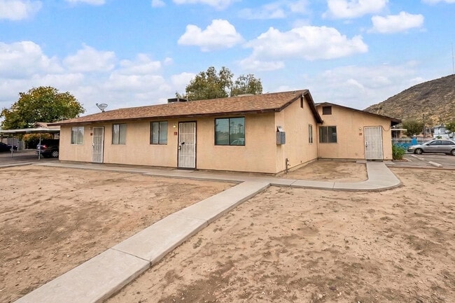 Building Photo - 1702 W Shangri La Rd Unit Apt 3