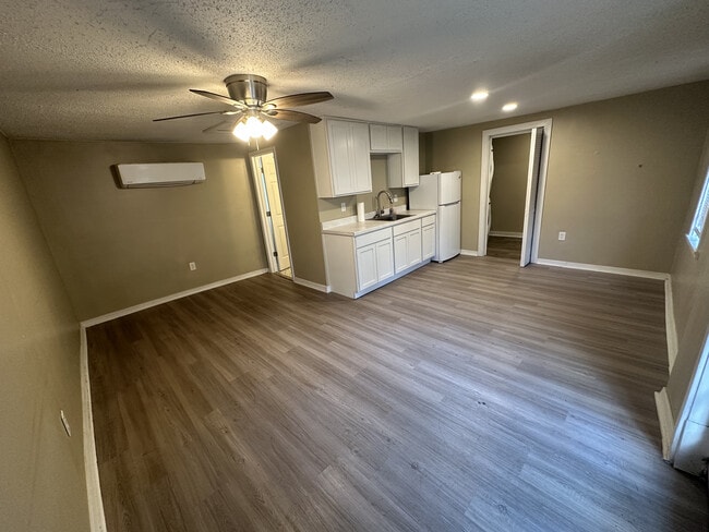 Building Photo - 4572 Princeton Rd Unit 1 Rental