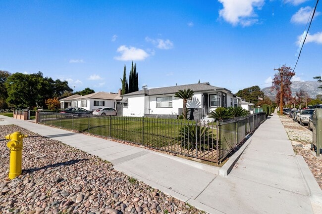 Photo - 587 E Arrow Hwy Unidad 587 E. Arrow Hwy