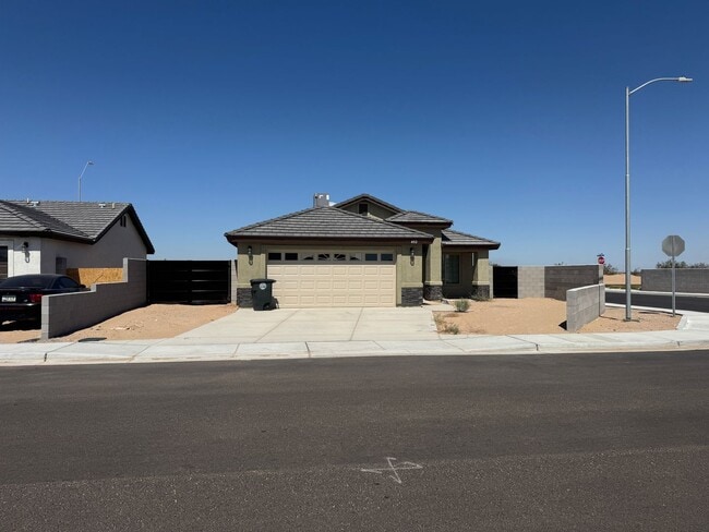 Building Photo - Newer 3 bedroom home with 2 car garage on ...