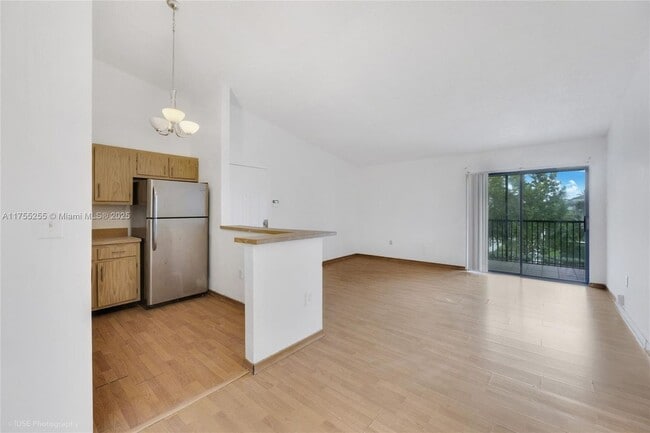 Building Photo - 20681 NE 4th Pl Unit 203-203 Rental