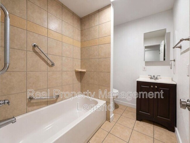 Photo - 933 Gillham Rd Unit Gillham Rd 935