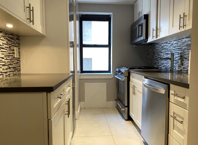 Photo - 252-254 E 74th St