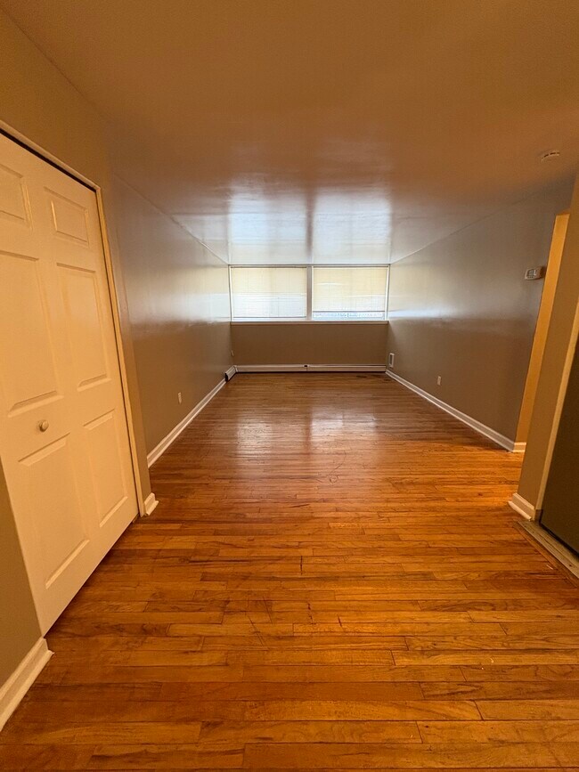 Building Photo - Lahser Manor Unit 2