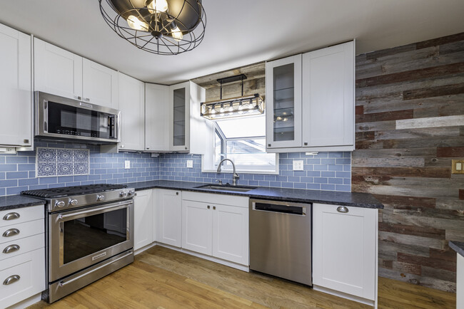 Photo - 18225 W Lindenwood Dr