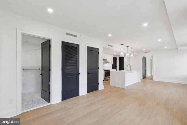 Photo - 135 S 19th St Unidad 406