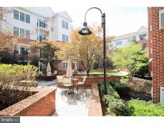 Building Photo - 200 W Elm St