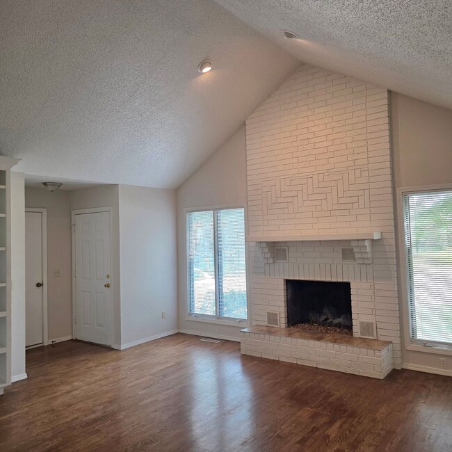 Photo - 2 Bed / 2 Bath / 2-Car Garage Duplex in a Great Nixa Neighborhood!