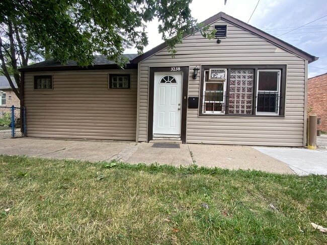 Photo - 3238 N Leclaire Ave Casa