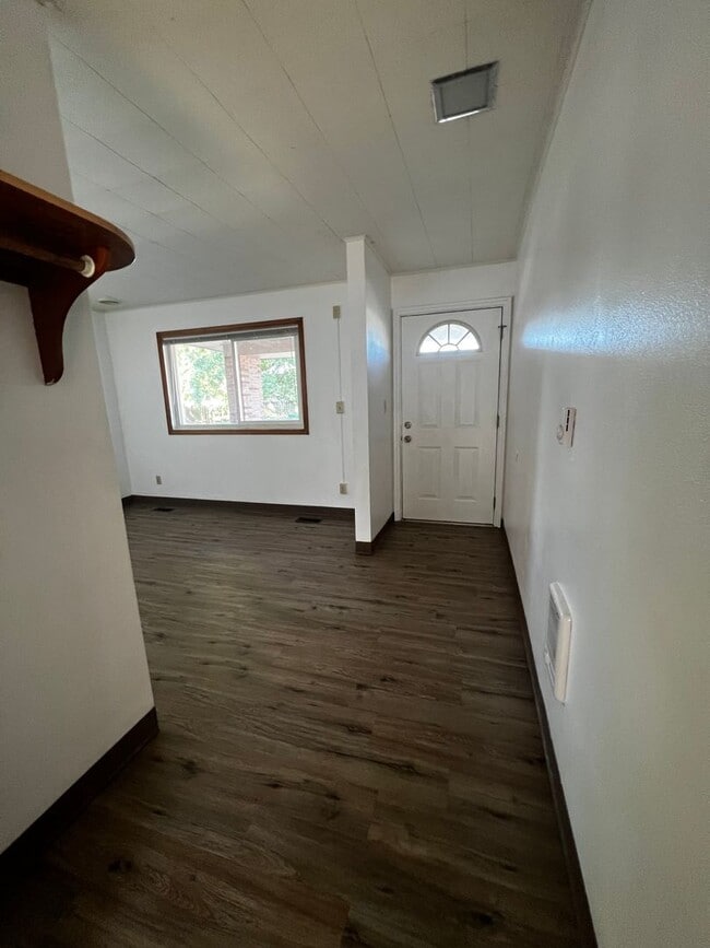 Building Photo - VMH-Vine Maple Triplex Unit 806-QU