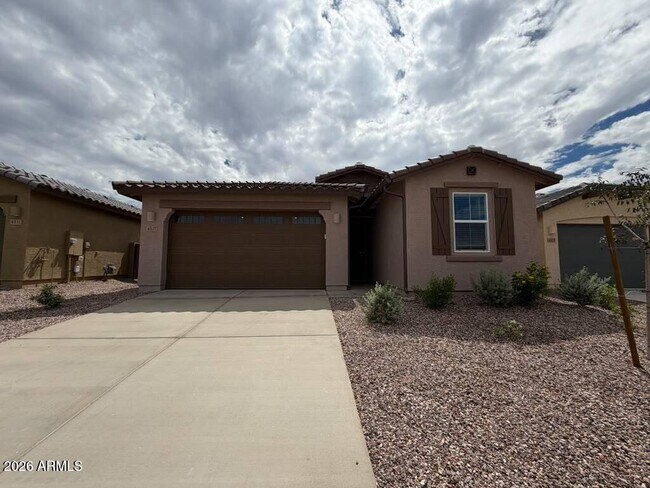 4517 E Kenneth Ln