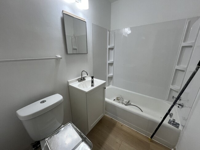 Photo - 412-412 N Lake St