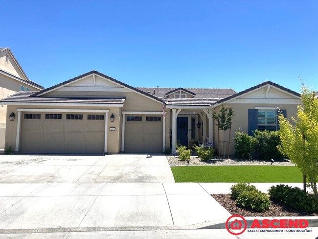 Building Photo - Elegant 3BD/2.5BA Home with Office Space in the Prestigious Highgate HOA Community!