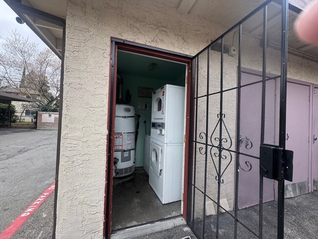 Photo - 721-721 Menker Ave Unidad 2