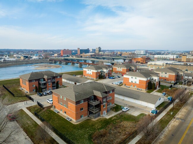 Building Photo - River Facing Apartment Unit 914-08