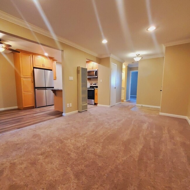Building Photo - Sparkling Upgrades & Convenient Pleasant H... Unit 6 Rental