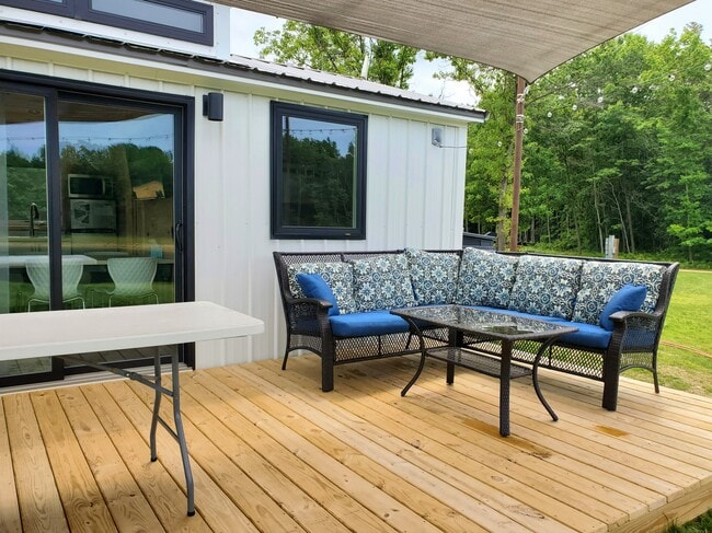 Building Photo - Forest Lake Unit White