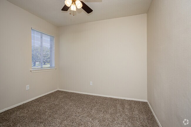 3BR, 2BA - 972SF