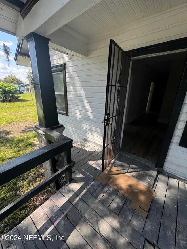Photo - 2965 Thomas St