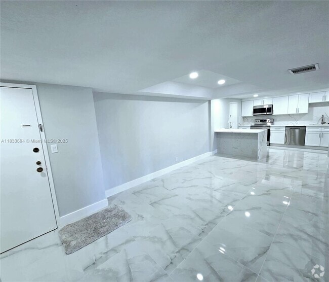 Building Photo - 3710 Inverrary Dr Unit 1P Rental