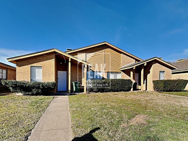 Building Photo - $1,475! 2/Bed1.5Bath duplex in Arlington!