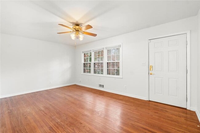 Photo - 2630 Warwick Cir NE