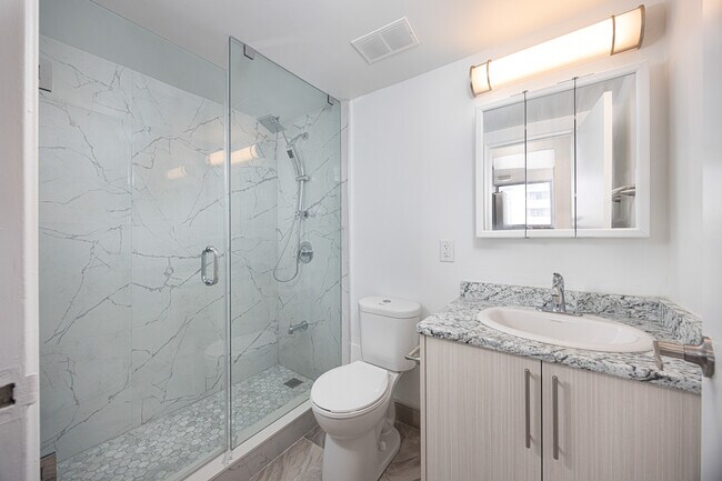 Photo - 435 Eglinton Ave E