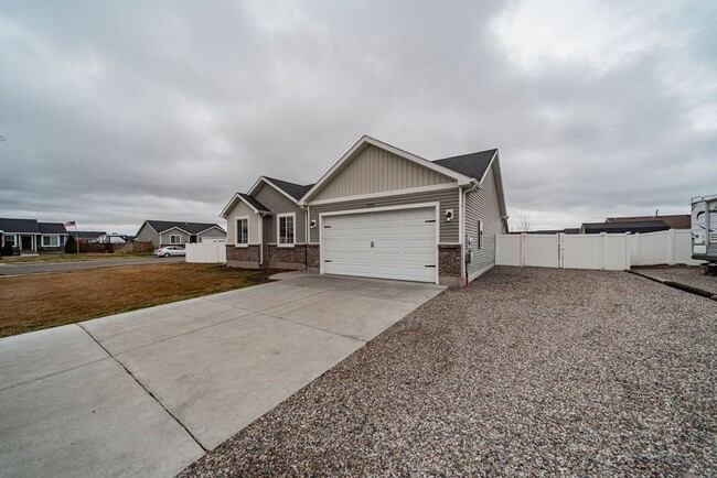 Building Photo - Spacious Corner Lot Home in Red Rock Estates — Idaho Falls