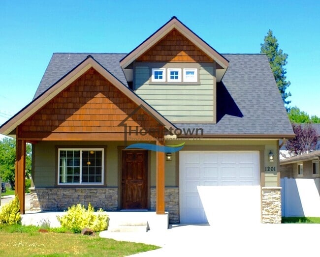 Building Photo - 2 Bedroom, 2 Bathroom Home w/Garage & Fenc...