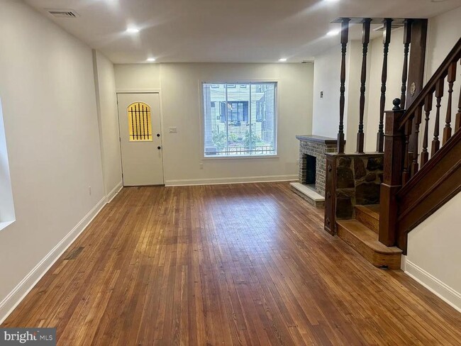 Photo - 4462 E Thompson St