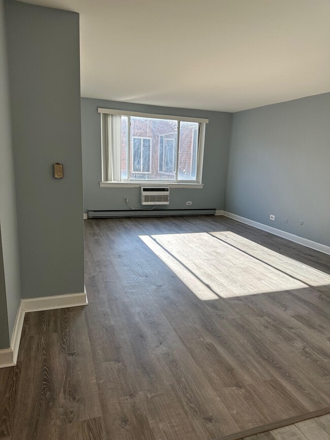 Photo - 3825 N Pine Grove Ave Unit TWO BEDROOMS