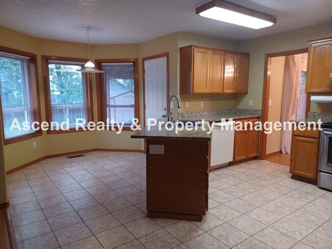 Photo - Troutdale 4 Bed Fenced Back 3 Car Garage Y...