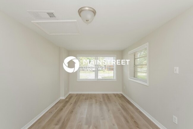 Photo - 3 Bedroom Pet-Friendly Home in Tampa, FL with Main Street Renewal