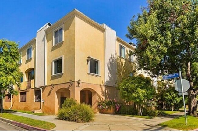 Building Photo - Beautifully Updated Condo in NoHO Unit 107