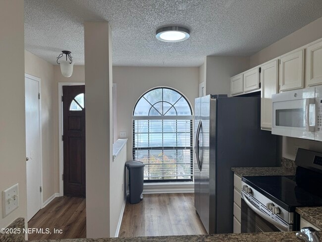 Photo - 2075 Gail Ave