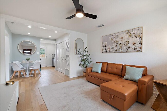 4904 Hawk Cove