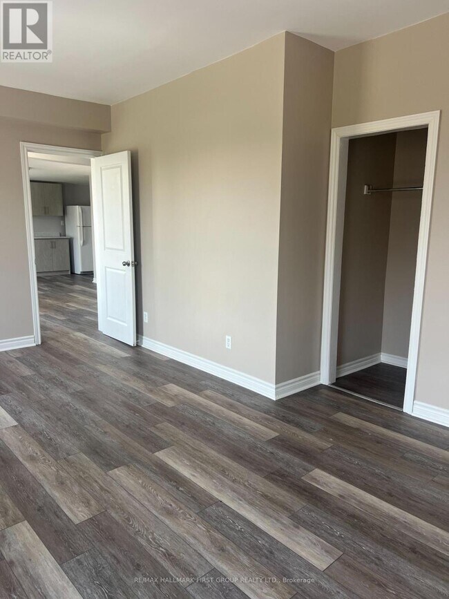 Photo - 730 Simcoe St S Unit 4