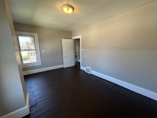 Photo - 713 Garfield Ave SW