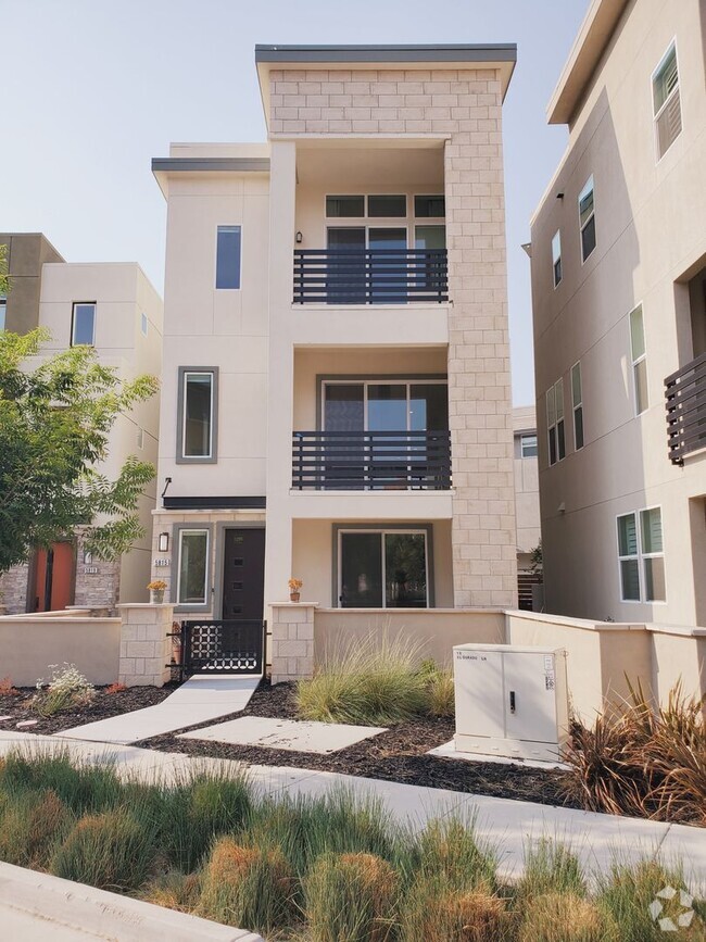 Building Photo - Stunning Single Family Home