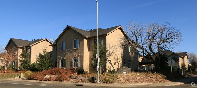 Building Photo - Hartford Square 2 Bedroom 2 bath apartments